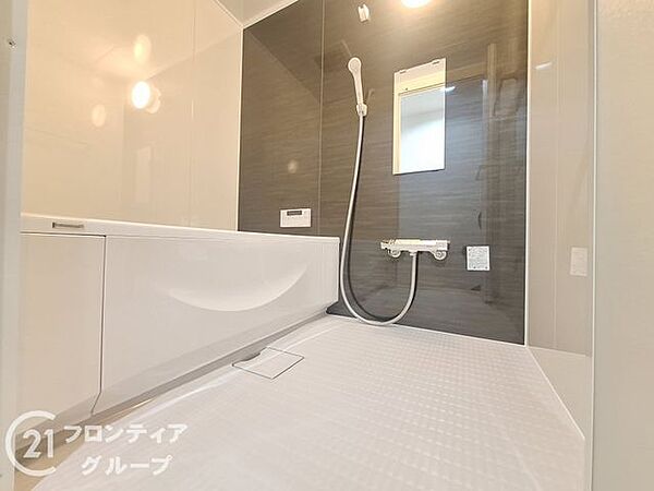 広々としたバスルームで、心地よいリラックスタイムを楽しめます。快適な空間で、日々の疲れを癒す贅沢な時間を提供します。