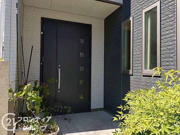 スタイリッシュな玄関で、住む人のセンスを感じさせます