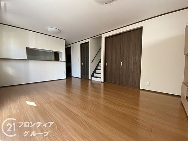 リビングは、家族や友人との時間を楽しむのに最適な広さです。快適な居住空間を提供します。