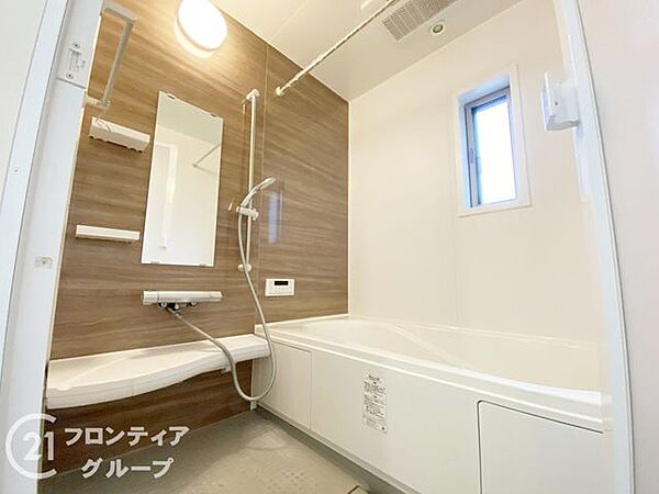 ゆったりと脚を延ばして、1日の疲れを癒せます。窓があるのでこまめに換気ができ、清潔感を保てます。落ち着いた色合いは、心を穏やかにし、リラックスタイムをより豊かにします。