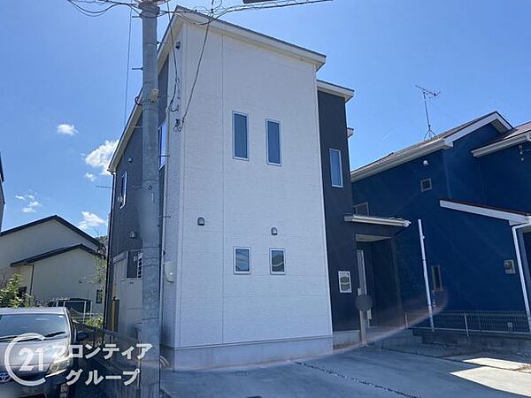 落ち着いた色合いのモダンな外観デザインが周辺の街並みに美しく溶け込んでいます！丁寧にお手入れされたコンクリート敷きの丁寧なアプローチが訪れる人をやさしく迎えますね