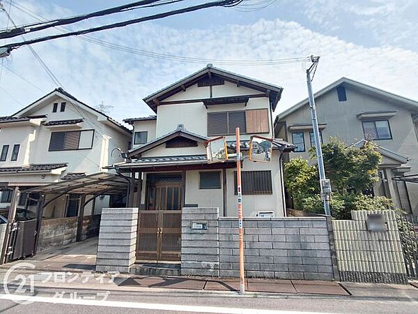 温かみのある外観は、自然と調和し、落ち着いた雰囲気を醸し出します。