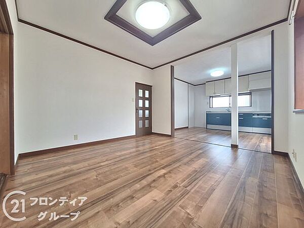 家族が自然と集まりたくなるような、日だまりの温かさが魅力のリビングですね！インテリアの映えるシンプルなデザインで、お好みの家具を配置するのが楽しみになります