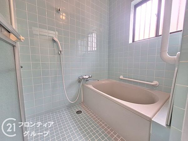 明るい光が差し込むバスタイムは、心も体もリフレッシュできそうですね！手すりも付いていて安心感があり、ご家族みんなが快適に過ごせる優しい設計ですね！