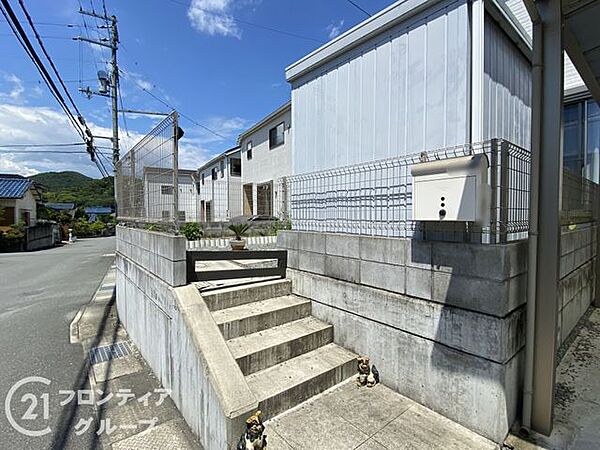 ゆとりある階段のアプローチが開放感を演出しています　高台に位置しているため、玄関を開けるたびに心地よい風が通り抜け、明るく健やかな暮らしをしっかりとサポートします