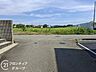 その他：前面道路は幅員にゆとりがあり、視界を遮る大きな建物もないため、清々しい開放感を味わえます。周辺は静かな環境が保たれており、お車の出し入れやご近所の方との交流も穏やかな気持ちで行うことができます