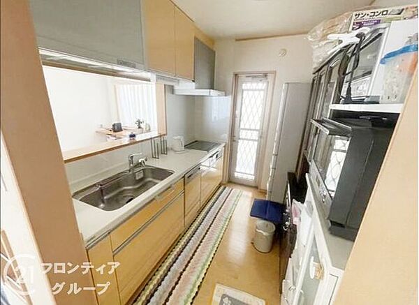 効率的な家事動線を意識した使い勝手の良いキッチンです。コンロ周りやシンクも丁寧にお手入れされており、清潔感にあふれています。届いたその日からすぐにお料理を楽しめるのが嬉しいポイントです
