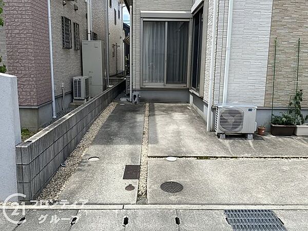 敷地内にはゆとりのある駐車スペースを確保しております　奥行きがあるため、お車だけでなく自転車やバイクの駐輪も可能です　舗装が綺麗に保たれており、雨の日でも足元を汚さずスムーズに乗り降りいただけます