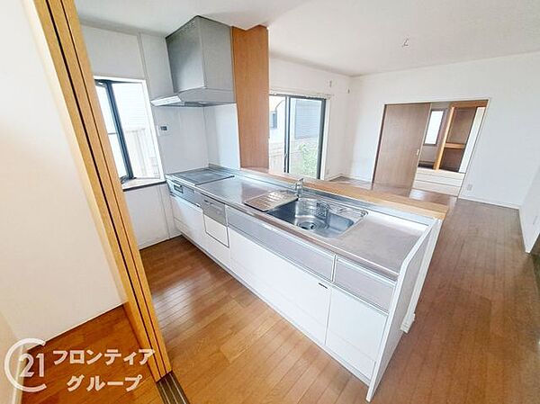 カウンターキッチンは、開放的なデザインで、リビングとの一体感を感じられる快適な空間です。