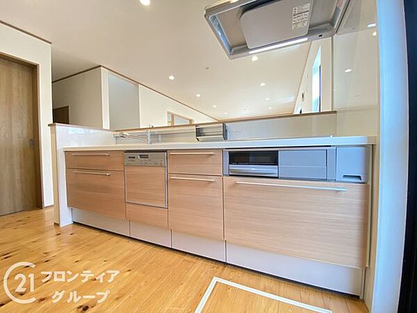 機能的な設備に整えられたシステムキッチンは、まるでおしゃれなカフェのようです。広々としたワークトップでお料理も捗りますし、リビングを見渡せる開放的な設計が家事の時間を楽しくしてくれます