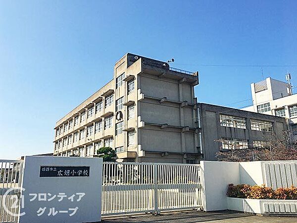 姫路市立広畑小学校 徒歩9分。 670m