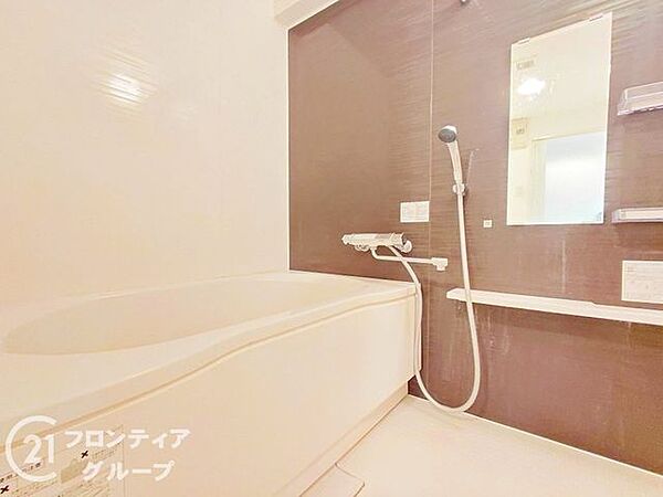 一日の疲れを優しく解きほぐすシックな装いのバスルームです。モダンな色調の壁パネルが高級感を演出し、まるでプライベートスパにいるような心地よい静寂の中で至福のリラックスタイムを過ごせます