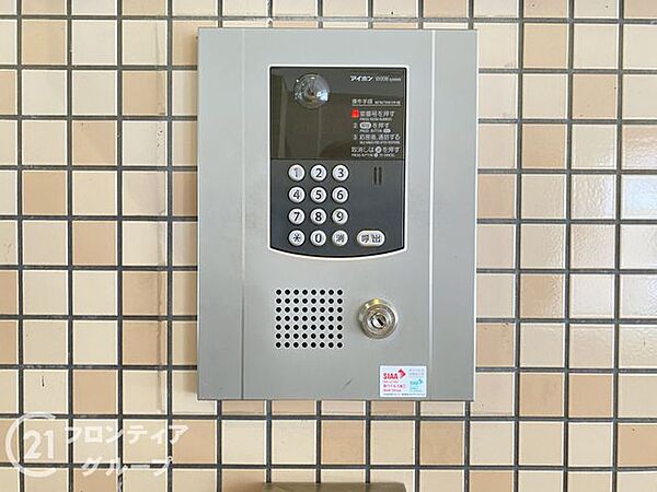 毎日の安心を支える充実の設備が整っているのは 本当に心強いですね！シンプルで清潔感のある共用部分は 住まう方のマナーの良さも感じさせてくれます 都会の喧騒を忘れ 安心して自分らしく過ごせる住環境です