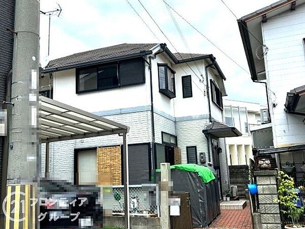 青空に映える白亜の邸宅！丁寧に使用されてきたことが分かる美しいコンディションが自慢です。心地よい陽光が降り注ぐバルコニーや機能的な駐車スペースなど、日々の暮らしを彩る工夫が満載の住まい！