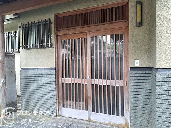 和の情緒溢れる引き戸タイプの玄関は、間口が広く荷物の出し入れもスムーズです。段差を抑えた設計で小さなお子様やご高齢の方でも安心して出入りできる、家族みんなに優しい住まいの顔となっています