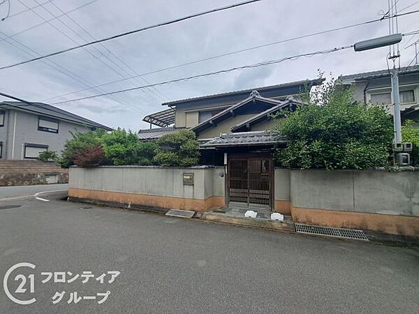 どこか懐かしさを感じる落ち着いた外観は、大切に住み継がれてきた温もりを感じますね！広い敷地を活かした開放的な空間で、自分らしくリノベーションを楽しむのも素敵なライフスタイルになりそうです