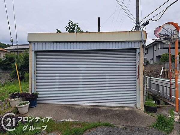 大切な愛車を雨風からしっかり守るシャッター付きのガレージを完備しています。駐車場内にはゆとりがあり、カー用品の保管やDIYスペースとしても活用できるため、趣味の時間をより豊かに楽しむことができます