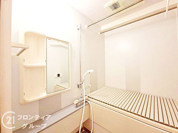 柔らかな照明が落ち着いた雰囲気を演出するリラクゼーション空間で一日の疲れを優しく解きほぐしてくれる心地よいバスタイムをお約束します