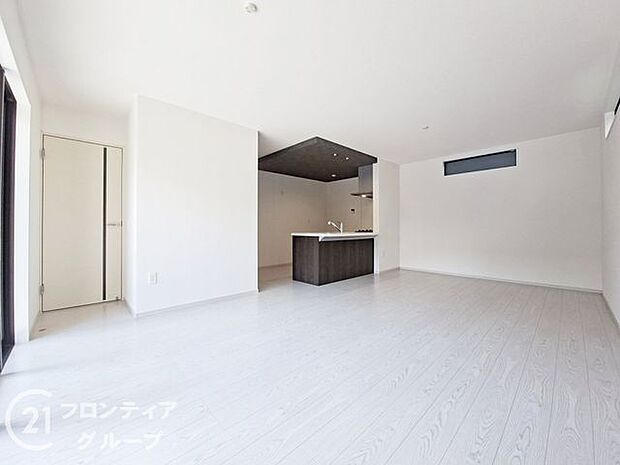 窓が多いので、光を多く取り込んでお部屋を明るく保ちます。