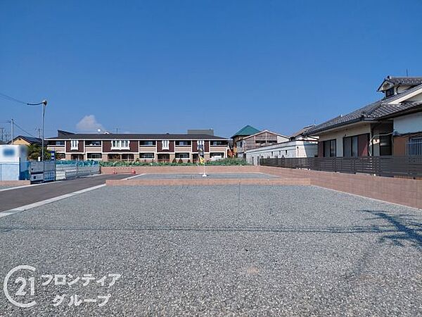 広々とした更地を見ると、どんなお家を建てようか想像が膨らみますね！お庭でガーデニングを楽しんだり、広いキッチンを作ったりと、理想のライフスタイルを自由にプランニングできるのが大きな魅力ですね！