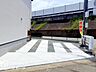 駐車場：白いラインが映える美しいカースペースは、大切なお車を停めるたびに心地よさを感じますね！前面道路との高低差も少なくスムーズに出し入れできるので、毎日の送り迎えやお買い物も快適になりますね