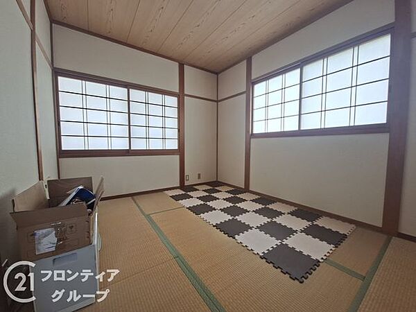 畳の香りに包まれる落ち着いた雰囲気の和室です。障子から差し込む柔らかな光が室内を優しく包み込み、客間や家族の団らんの場として多目的に活用できます