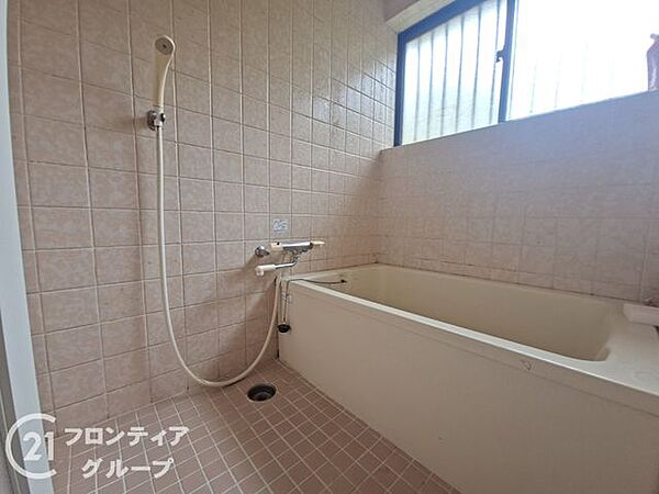 清潔感あふれる白を基調としたバスルームです。窓から自然光が差し込む明るい空間で、一日の疲れをゆっくりと癒すリラックスタイムを過ごせます
