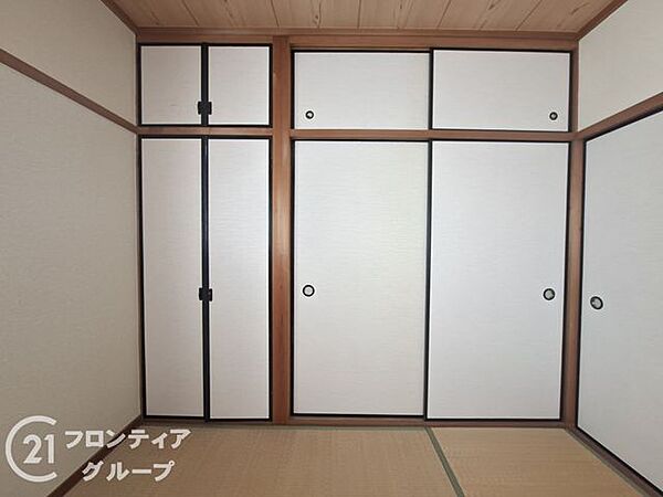 大容量の収納力を備えた機能的な押入です。奥行きがあるため季節物の布団や大きな荷物もスッキリと収まり、お部屋を常に綺麗な状態に保てます