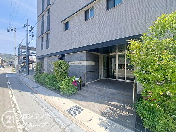 マンションのエントランスは、住まう方々を迎える洗練された空間です。日常の出入りを快適にするための工夫がされています。