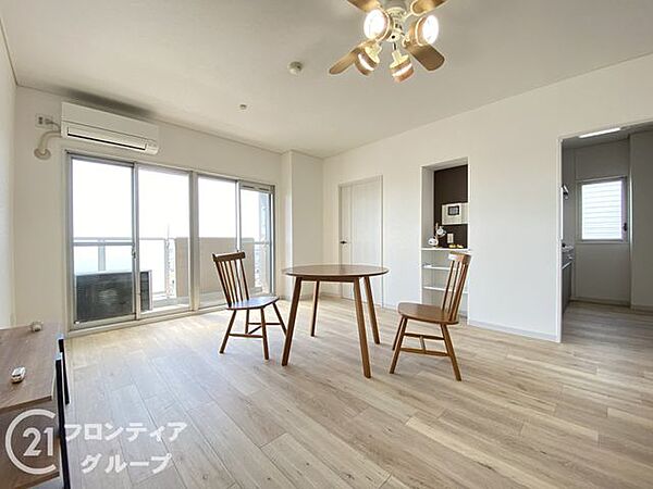 陽だまりの中でティータイムを楽しみながら、ゆったりとした時間の流れを感じられますね！インテリアが映えるシンプルな間取りなので、自分好みの家具を置いて理想の暮らしを叶える喜びが広がりますね！