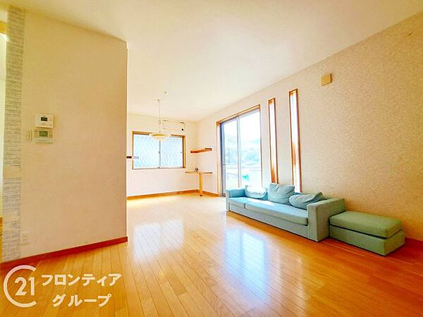ライフスタイルに合わせて自由な家具配置を楽しめるゆとりある空間ですね！そのまま住めるほどの手入れの良さはもちろん、将来的に自分好みの空間へ整えていく楽しみも広がります