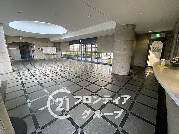 開放感あふれる広々としたロビーが開放的でとても気持ちが良いですね！待ち合わせやちょっとした休憩にも最適な贅沢な空間でゆったりとした時の流れを愉しむことができそうですね！