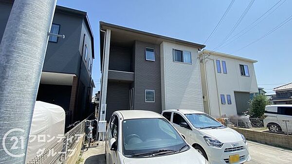 白を基調とした洗練されたデザインが目を引く外観です。丁寧に使用されてきたことが伝わる美しさで、中古戸建とは思えない清潔感が魅力の一軒家。青空に映える明るい雰囲気がこれからの新生活を彩ります