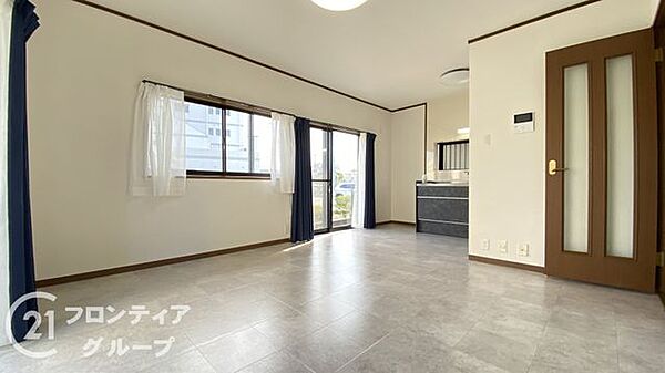 家族の笑顔が集まる開放感あふれるリビングです。大きな窓から差し込む柔らかな光が室内を明るく包み込み、穏やかな時間を過ごせます。リフォーム済みの綺麗な内装で、すぐに心地よい新生活を始められます