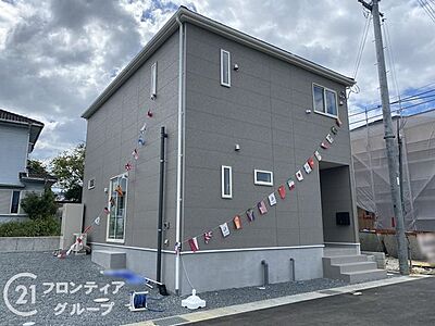 外観:外壁は、汚れにくくメンテナンスのしやすいサイディング材を採用!色あせや日焼けが目立ちにくく、メンテナンス費用も軽減できます。また、ひび割れや破損に強いので安心してお住まいして頂けますね。 外観:外壁は、汚れにくくメンテナンスのしやすいサイディング材を採用!色あせや日焼けが目立ちにくく、メンテナンス費用も軽減できます。また、ひび割れや破損に強いので安心してお住まいして頂けますね。
