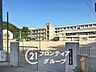 周辺：姫路市立手柄小学校 徒歩11分。 840m
