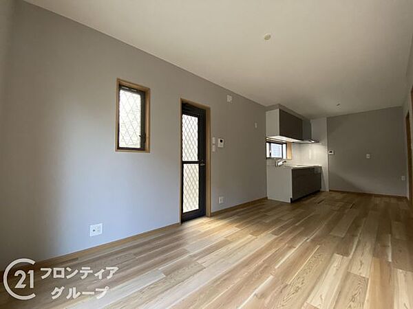 温かみのある木目調のフローリングが、柔らかな陽光と溶け合い心地よい空間を創り出しています　隣接するお部屋との仕切りを開放すれば、より広大なプレイスペースとして多目的に活用することが可能です