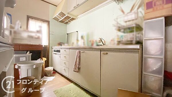 機能的な設備に整えられたシステムキッチンは、まるでおしゃれなカフェのようです。広々としたワークトップでお料理も捗りますし、リビングを見渡せる開放的な設計が家事の時間を楽しくしてくれます