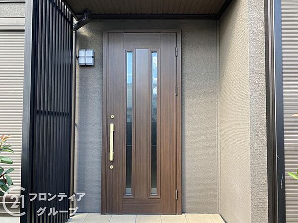 シックなブラウン調の重厚なドアが訪れる人を上品に出迎えてくれる落ち着いた雰囲気の玄関まわりです！細部まで大切に扱われてきた美しい木目が日々の帰宅時間を心から待ち遠しいものに変えてくれます