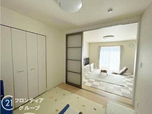 優しい色合いで統一された明るく清潔感あふれるお部屋ですね！仕切り戸を開け放つことで空間がひとつながりになり、暮らしの幅がぐっと広がる心地よさを実感できます