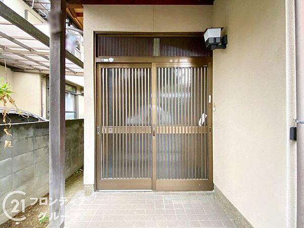すっきりと清潔に保たれたアプローチが訪れる人を穏やかに迎え入れてくれますね！毎日の外出や帰宅が楽しみになる心地よい空間です