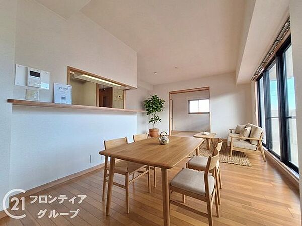 【家具設置イメージ図】温かみのある木目調のフローリングが広がる開放的なリビングダイニングです！両サイドの窓からたっぷりの光が差し込み、家族みんなが自然と集まる穏やかで心地よい空間を演出しています