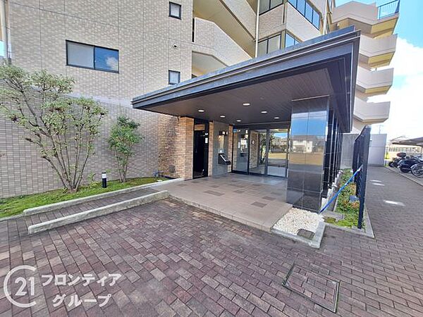 自然光を取り入れた明るいデザインが特徴です。ガラス張りの壁面が開放感を演出し、居心地の良い空間を提供します。