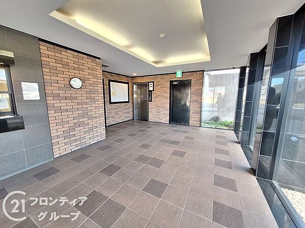 シンプルなロビーですが、住む人にとって居心地の良い空間を提供します
