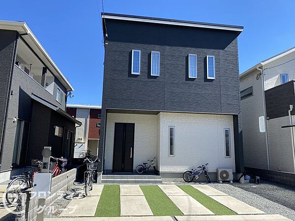 落ち着いた色合いで統一された外観から丁寧な暮らしぶりがしっかりと伝わってきます！細部まで大切に維持されてきた確かな佇まいですね