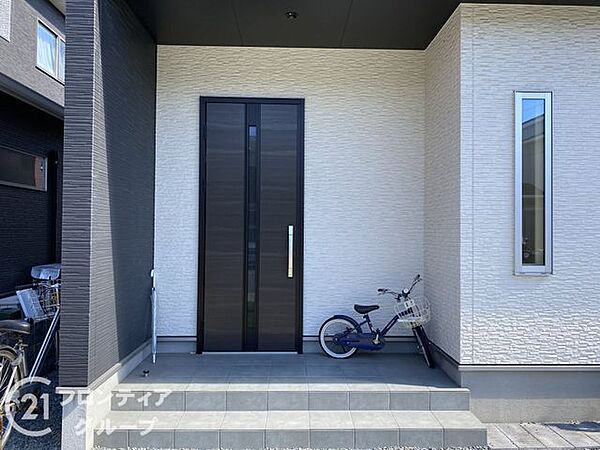 明るく開放的な雰囲気に満ちた玄関まわりが毎日の帰宅を優しく出迎えてくれますね！すっきりと片付けやすい使い勝手の良い空間が広がります