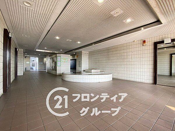 洗練されたデザインと清潔感が心地よい広々としたロビー空間です！静寂に包まれた上質なインテリアが調和し、住まう方やゲストを優しく迎えるゆとりのあるひとときを演出します