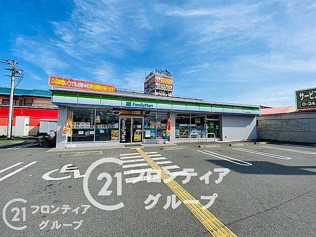 ファミリーマート東大阪横小路店　徒歩6分。 450m