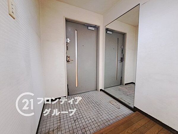 大きな鏡付きの玄関！外出前の身だしなみチェックに便利です！