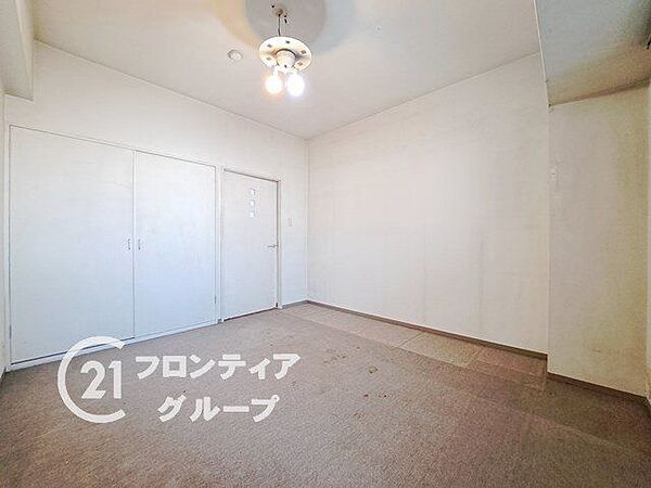 居室もバルコニーに面しているので寝室にも暖かい光が差し込みます。